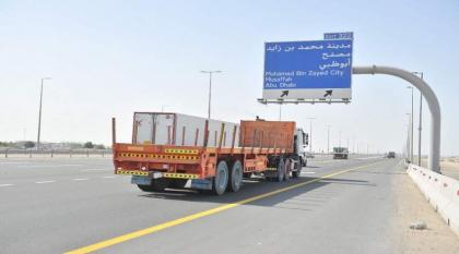 شرطة أبوظبي : تعديل مواعيد حركة دخول الشاحنات وحافلات نقل العمال في أوقات الذروة