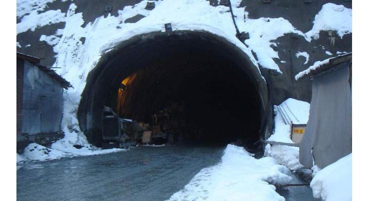 Lowry Tunnel closed, heavy snowfall continues
