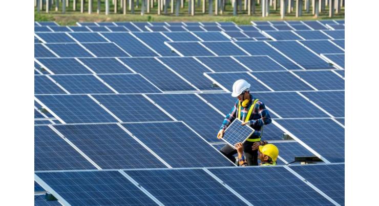China's installed capacity of photovoltaic power tops 300 mnl kw
