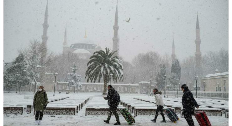 Istanbul airport delays reopening after blizzard
