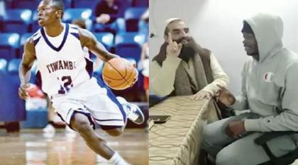 شاھد : لاعب کرة السلة الأمریکي یشھر اسلامہ فی أحد مساجد مملکة الأردن