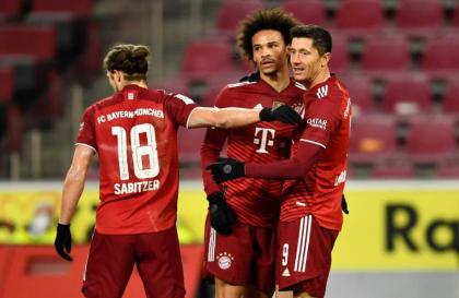 Lewandowski scores 300th Bundesliga goal as Bayern rout Cologne
