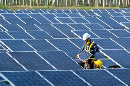 China's installed capacity of photovoltaic power tops 300 mnl kw
