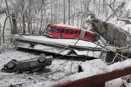 US Transport Safety Agency Says on Way to Pittsburgh to Investigate Bridge Collapse