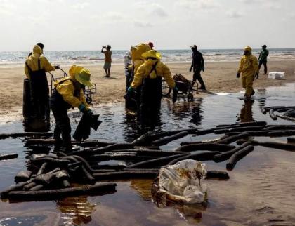 Oil spill 'nail in the coffin' for Covid-hit Thai beach businesses
