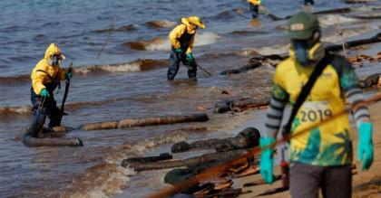 Thai beach closes after oil spill washes ashore
