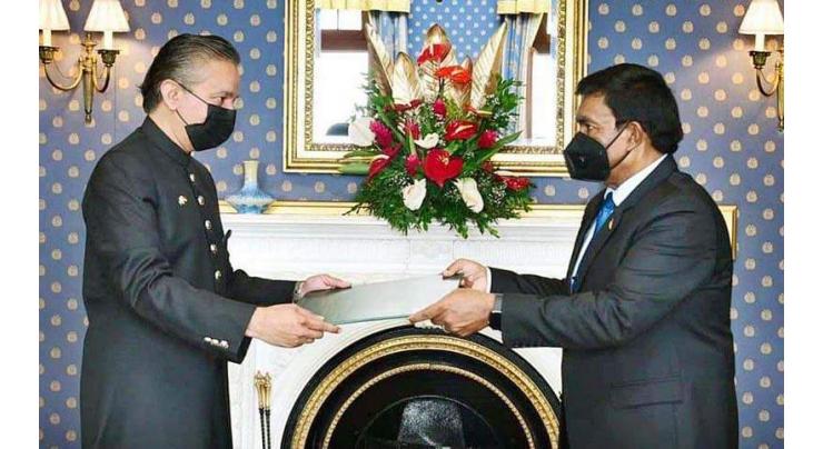 Pak envoy presents credentials to Mauritius President
