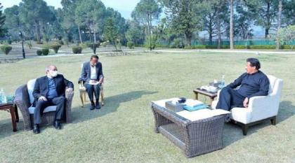 رئیس وزراء باکستان یجتمع بوزیر الداخلیة الایرانی خلال زیارتہ لبلادہ