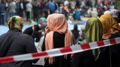 شرطة ھندیة تعتدی علی فتیات مسلمات خلال التظاھرات ضد حظر الحجاب فی المدارس