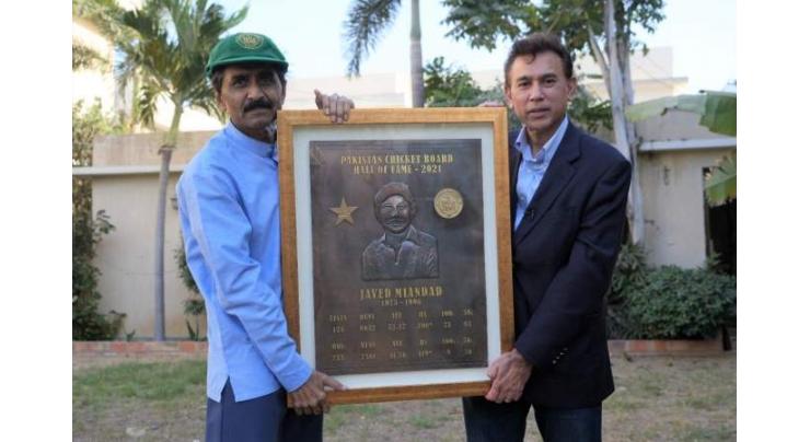Javed Miandad formally inducted into PCB Hall of Fame