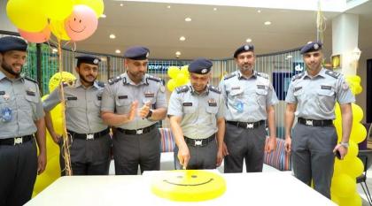 شرطة أبوظبي تحتفل في 88 موقعاً  "بيوم السعادة الدولي"