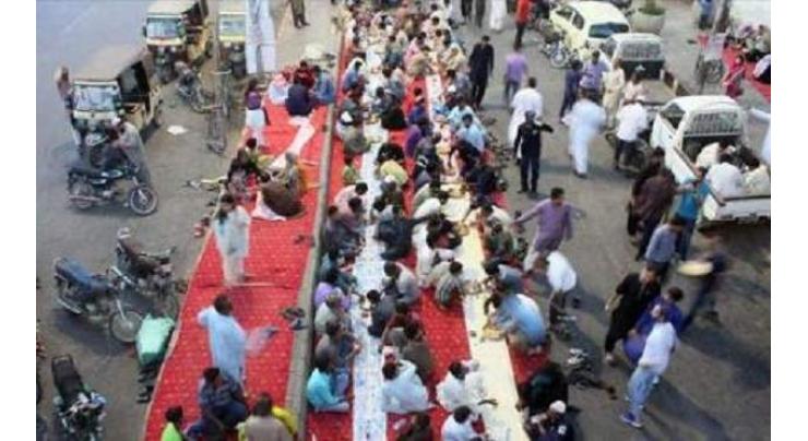 Roadside "Iftars" return to streets as COVID cases fell sharply
