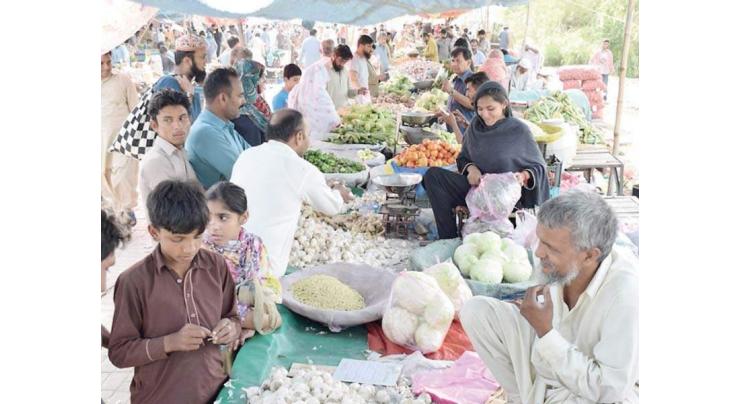 Chief Secretary reviews arrangements at Ramadan bazaars

