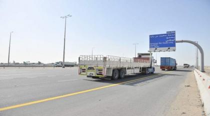 منع مرور المركبات الثقيلة بإمارة أبوظبي بساعات الذروة في رمضان