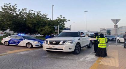 شرطة أبوظبي و"أبشر يا وطن" توزعان 30 ألف وجبة إفطار صائم على السائقين
