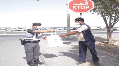 شرطة أبوظبي توزع الهدايا  على العمال في "يوم زايد للعمل الإنساني"