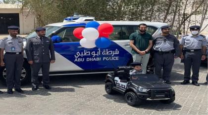 شرطة أبوظبي و"أمنية" تسعدان طفلاً بحصوله على سيارة كهربائية