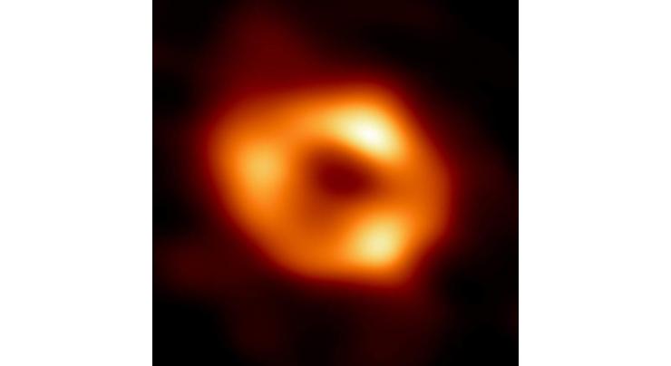 Snapping a black hole: How the EHT super-telescope works
