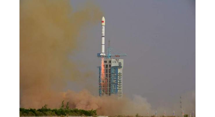 China launches three low-orbit communication test satellites
