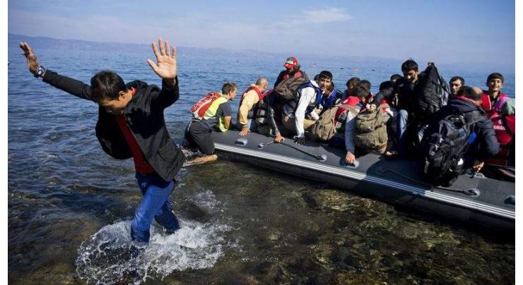 Greece says blocks hundreds of migrants from crossing Aegean
