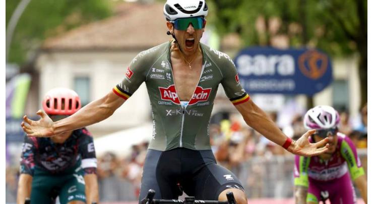 Cavendish denied as De Bondt wins Giro 18th stage
