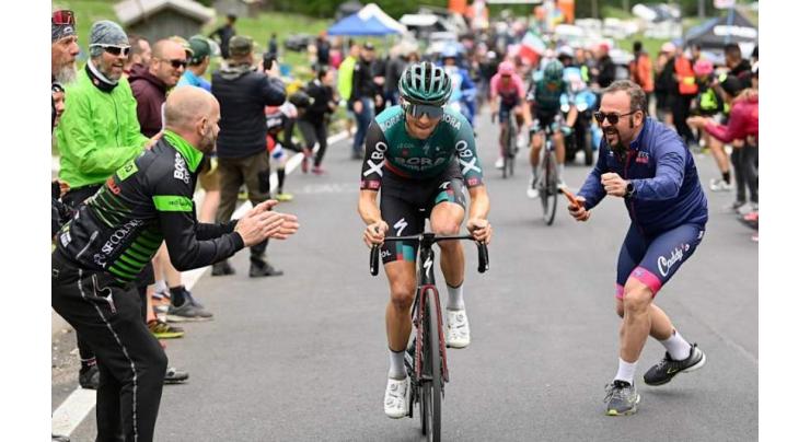 Jai Hindley snatches Giro d'Italia overall lead
