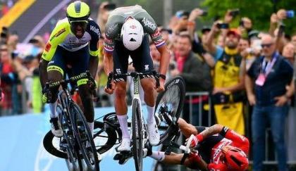 Van der Poel wins Giro opener as Ewan falls short
