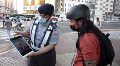 شرطة أبوظبي و"البلديات والنقل" تعززان وعي مستخدمي الدراجات الكهربائية