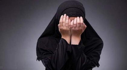 شاھد : فتاة سعودیة تتعرض للاعتداء علی ید والدھا ضربا فی منطقة جازان