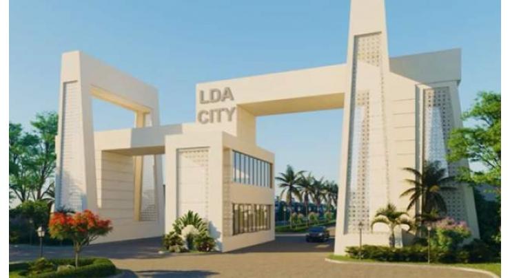 LDA DG reviews development work at LDA City scheme
