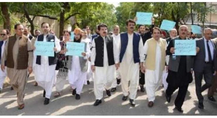Parliamentarians protests against blasphemous remarks outside Indian HC
