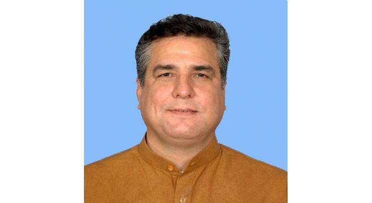 Daniyal Aziz who injured in road accident shifted to Services Hospital