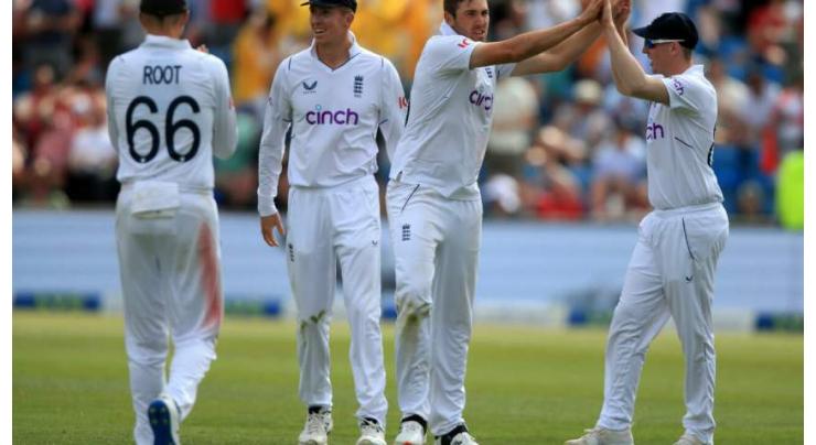 Late wickets boost England's hopes of New Zealand whitewash
