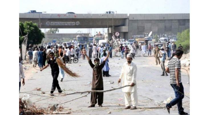 Citizens protest against hours long load-shedding in Karachi