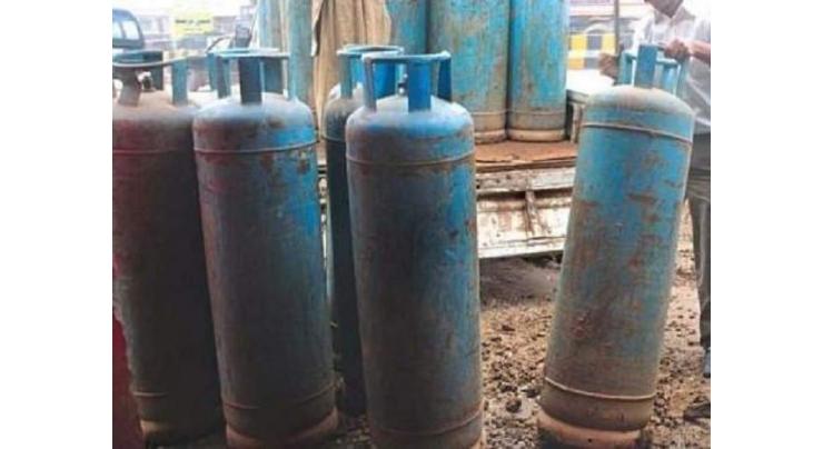 42 shopkeepers booked over decanting gas
