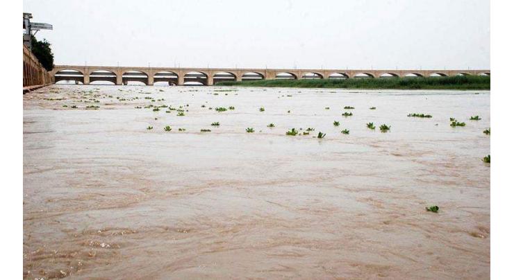 River Indus runs in medium flood at Chashma
