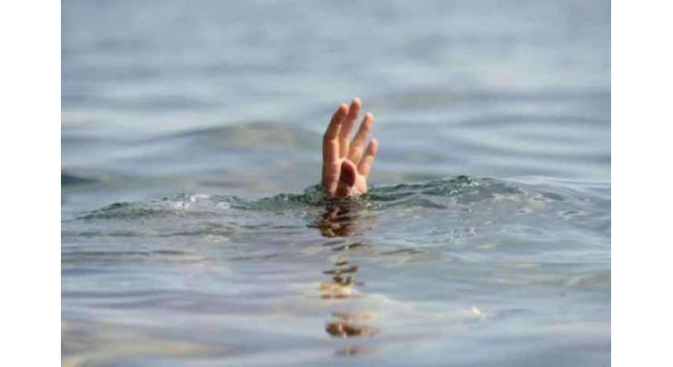 Man drowns in pond
