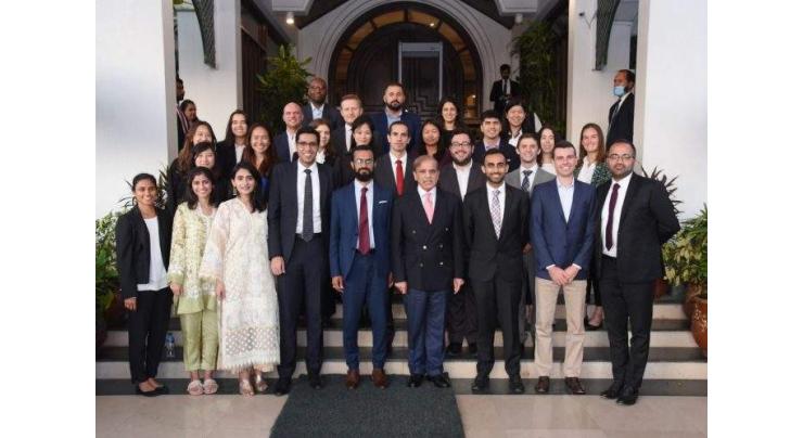 PM meets Harvard University students, shares vision for Pakistan
