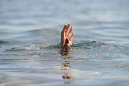 Man drowns in pond
