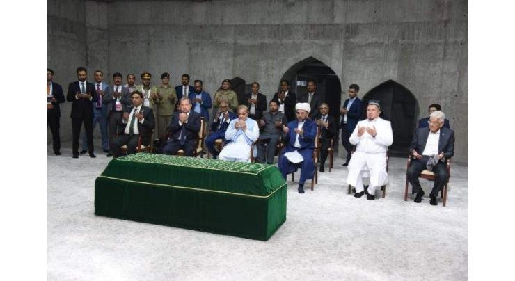 Prime Minister offers Fateha at Imam Bukhari's mausoleum
