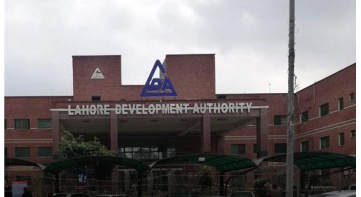 Minister holds open court in Lahore Development Authority, listens to public problems
