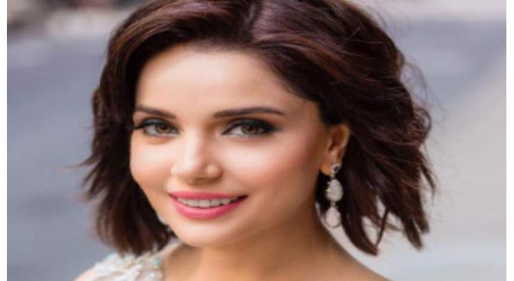 Armeena Khan shares interesting message for fans