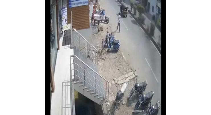 Video of girl jumping off moving rickshaw goes viral