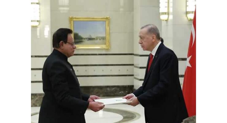 Pakistan Ambassador Yousaf Junaid presents credentials to President Erdogan
