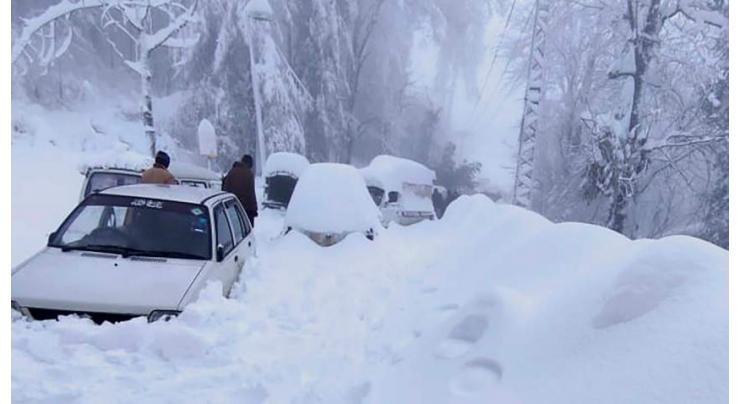 30 tourist vehicles got stuck in snow at Pir Chinasi
