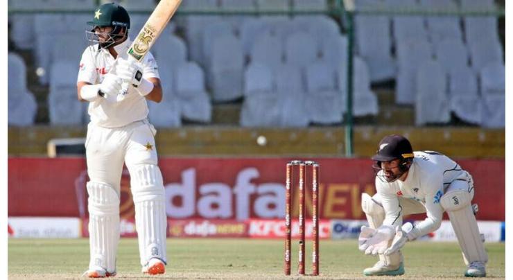 Imam steers Pakistan fightback after New Zealand's last wicket adds 104 runs
