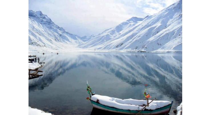 Mesmerizing snow covered Saif ul Malook, Anso lakes lure flocks of tourists, snowfall lovers
