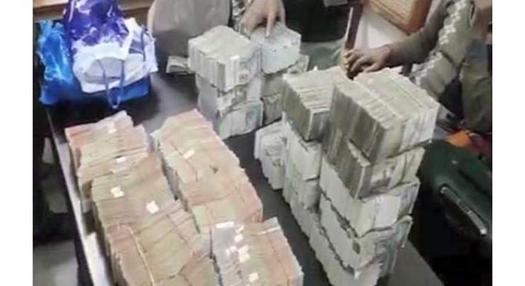 FIA arrests eight people for illegal currency exchange
