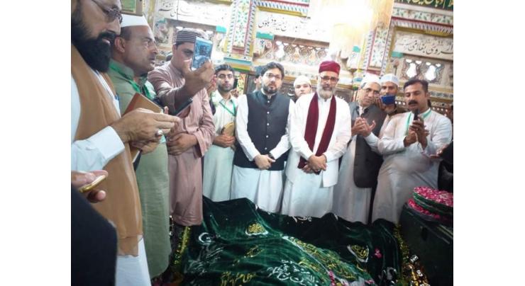 Pakistani Zaireen lay traditional Chaddar at Dargah Ajmer Sharif
