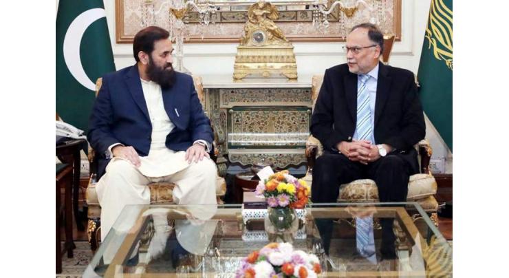Federal Minister for Planning and Development, Ahsan Iqbal calls on Governor Punjab Muhammad Balighur Rehman
